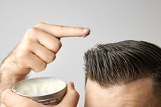 6 Jenis Minyak Rambut Laki-laki agar Terlihat Basah dan Lemas