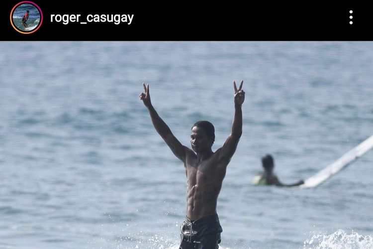 Peselancar asal Filipina, Roger Casugay melakukan aksi heroik dengan menyelamatkan peselancar asal Indonesia, Arip Nurhidayat
