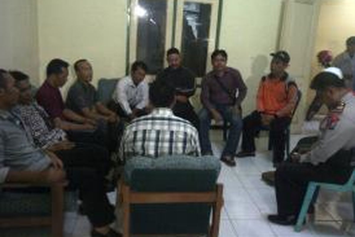 Puluhan saksi dari Partai Demokrat mendatangi Kantor PPK Kecamatan Pakis Kabupaten Malang, Jawa Timur, Jumat (11/4/2014). Mereka tak terima karena tidak mendapatkan formulir C1.