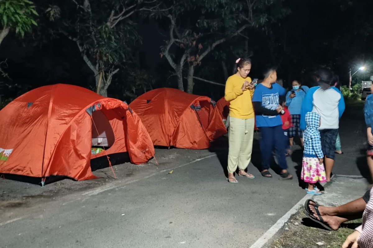 Warga RT 5/RW 5 Pojoksari Ambarawa memasang tenda mengantisipasi adanya gempa susulan.