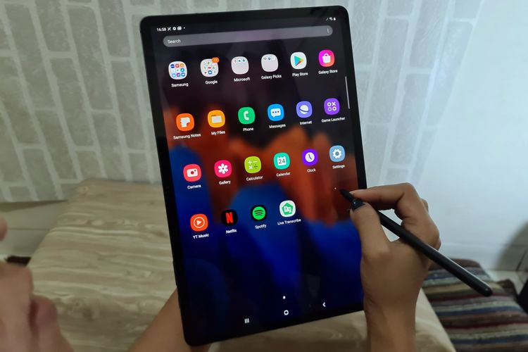 Galaxy Tab S7 Plus dan stylus S-Pen dalam genggaman.