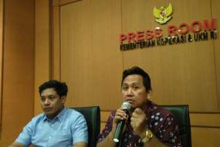 Ahmad Zabadi (kanan) Dirut LLP KUKM dan Kabag Humas Kemenkop UKM, Agus Sudharmono (kiri) saat Konfrensi Pers Kemenkop terkait kerja sama dengan Lion Air di Kementerian Koperasi UKM, Jakarta, Jumat (9/9/2016).