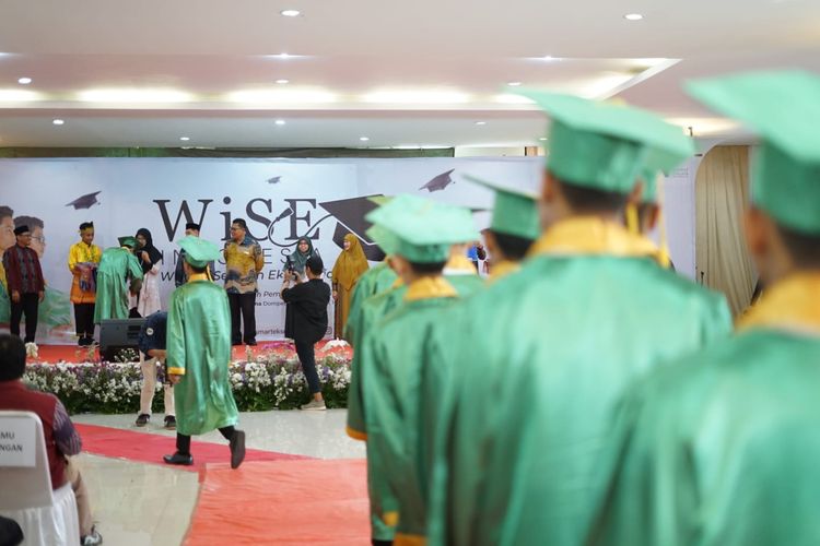 Lembaga Pengembangan Insani Dompet Dhuafa gelar Wisuda Sekolah Ekselensia (WiSE) Indonesia yang meluluskan 37 siswa SMART Ekselensia Indonesia dan 9 Santri eTahfidz di Aula Zona Madina, Parung, Bogor, Rabu (14/6/2023).