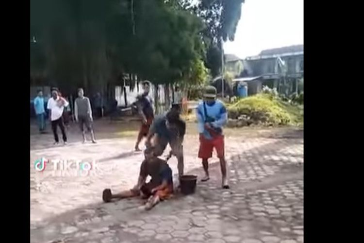 Beredar di media sosial beberapa video yang memperlihatkan sejumlah warga melumuri wajah dan tubuh seorang pria dengan kotoran sapi.