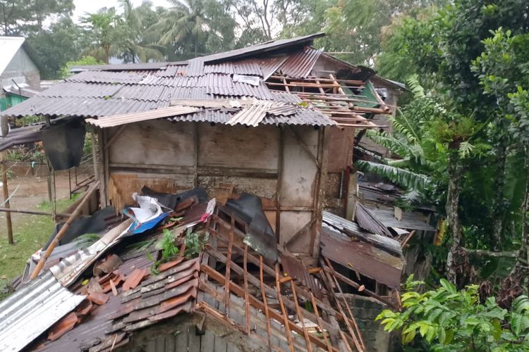 Puluhan rumah di Kabupaten Wonosobo, Jawa Tengah porak poranda diterjang angin puting beliung. 