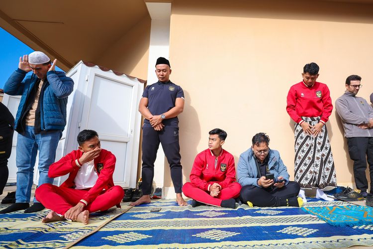 Disela-sela menjalani pemusatan latihan sebagai persiapan Piala Asia 2023, pemain Timnas Indonesia menjalankan sholat Jumat berjamaah di masjid kompleks Garden of Tolerance, Belek, Antalya, Turki. 