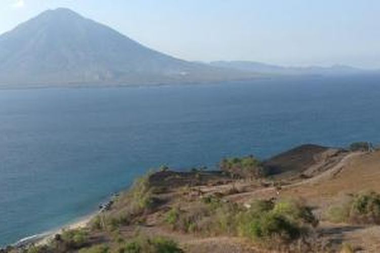 Memandang laut dari Bukit Doa Watomiten, di Desa Bour, Kabupaten Lembata, Nusa Tenggara Timur. 