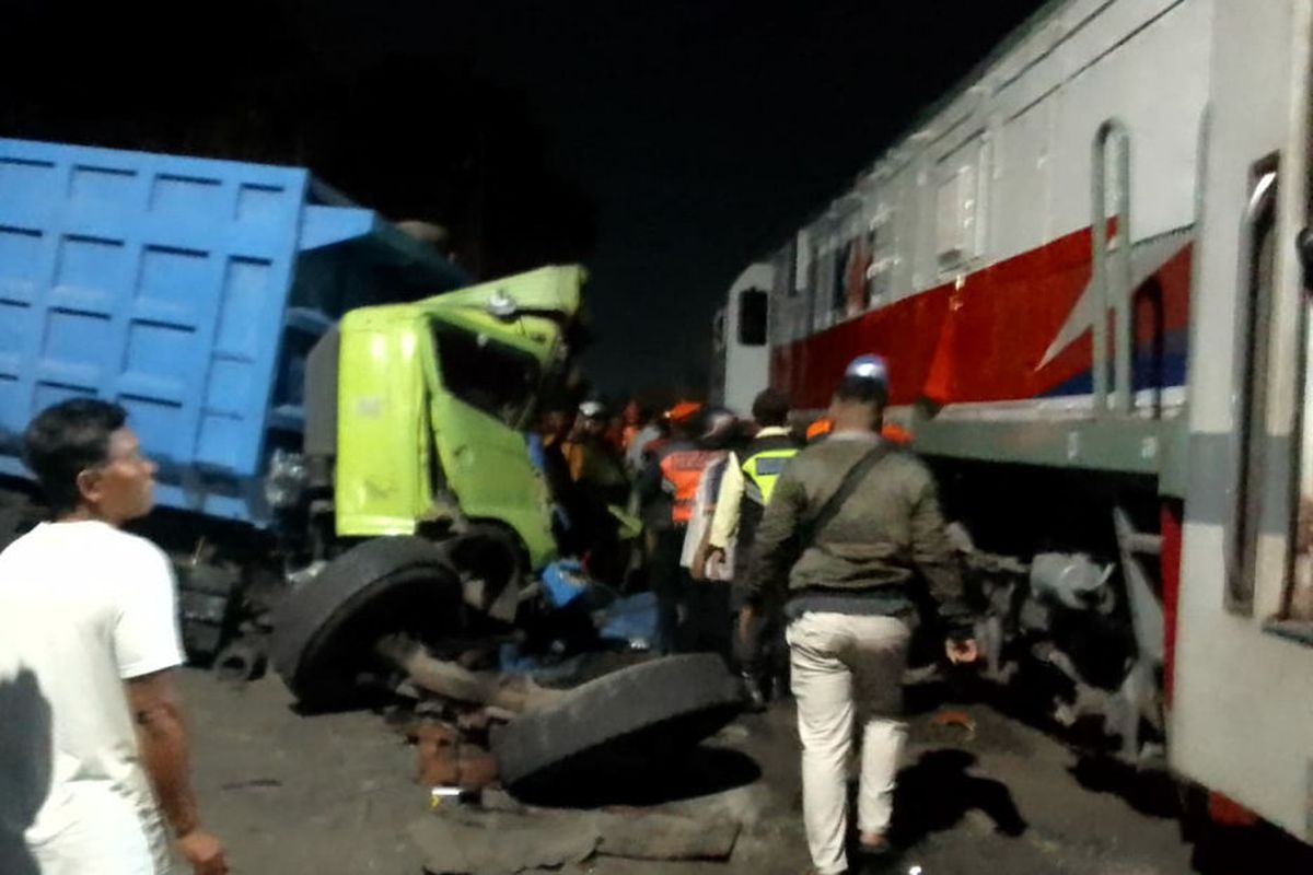 Truk bermuatan pasir tertabrak Kereta Api Dhoho di perlintasan Jalan Imam Bonjol, Kecamatan Sananwetan, Kota Blitar, Selasa (28/4/2026) malam.