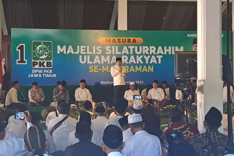 Ketua Umum Partai Kebangkitan Bangsa (PKB) sekaligus bakal cawapres Koalisi Perubahan Muhaimin Iskandar (Cak Imin) saat menghadiri Majelis Silaturahmi Ulama Rakyat (MASURA) di Madiun, Jawa Timur (Jatim), Sabtu (14/10/2023). 