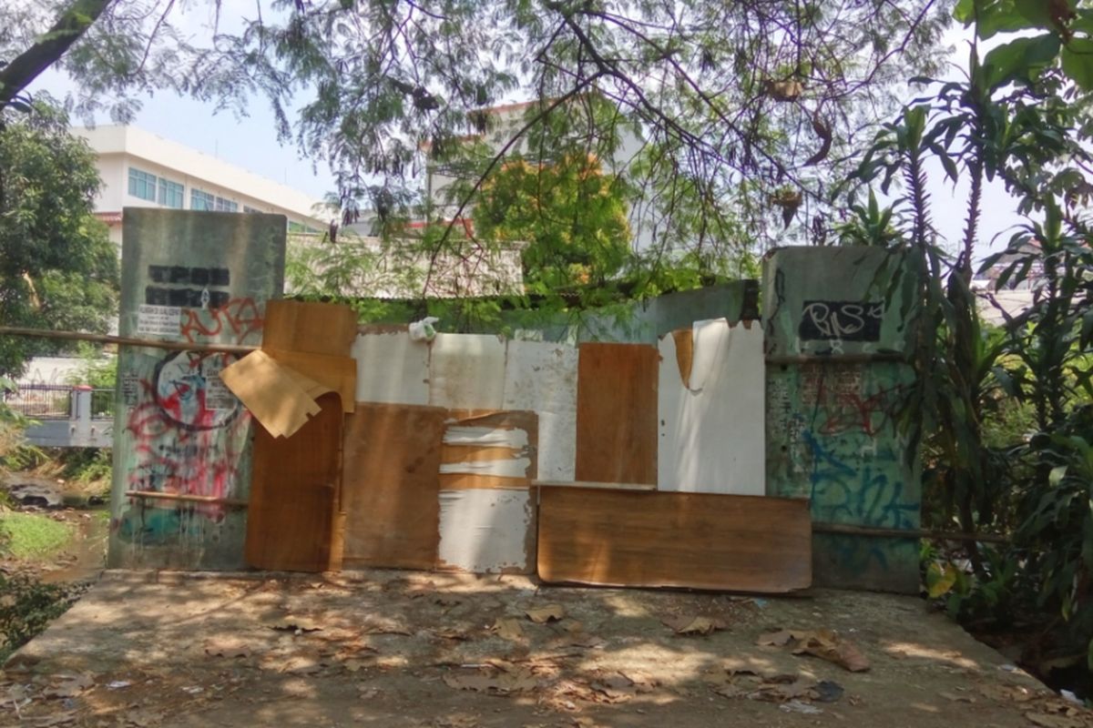 Lahan eks tempat bak sampah di belakang rumah lama milik sastrawan Hamsad Rangkuti yang beralamat di Jalan Bangau VI, Kelurahan Depok Jaya, Pancoran Mas, Depok. Pihak keluarga menilai bak sampah inilah yang membuat Hamsad sakit-sakitan.