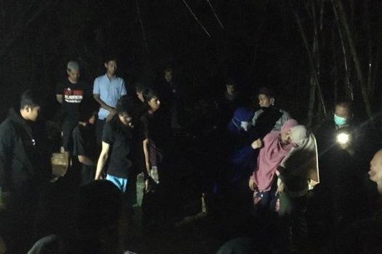 Suasana pemakaman dua jenazah di Kelurahan Pallantikang, Kecamatan Maros Baru, Kabupaten Maros, Senin (29/3/2021) malam.