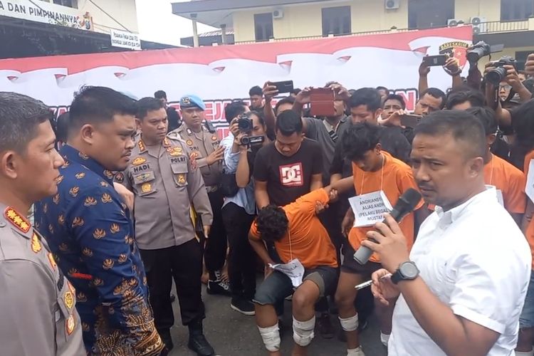 Wali Kota Medan Bobby Nasution (2 dari kiri) saat menghadiri paparan kasus begal mahasiswa UMSU di Mapolrestabes Medan, Kamis (22/6/2023)