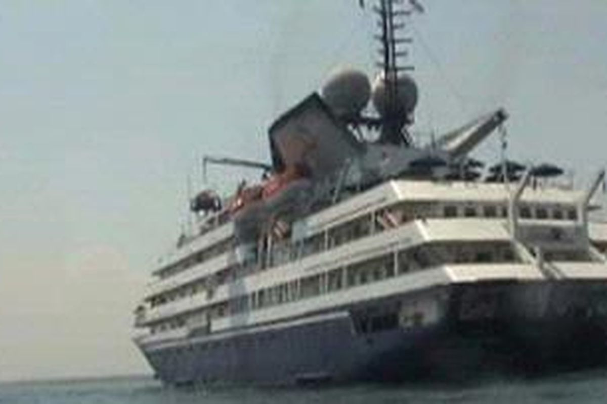 Kapal pesiar Orion II kembali merapat di bibir Pantai Rumpa, Polewali Mandar, Sulawesi Barat, Kamis (27/9/2012).