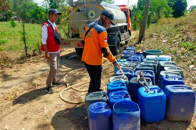 Foto: BPBD Situbondo kirim air bersih ke Dusun Polay Kecamatan Arjasa, Kabupaten Situbondo, Provibsi Jawa Timur.