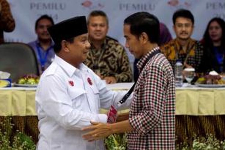 Capres Prabowo Subianto (kanan) saling berjabat tangan dengan capres Joko Widodo saat mengikuti Rapat Pleno Terbuka Pengundian dan Penetapan Nomor Urut Capres dan Cawapres Pemilu 2014 di Kantor KPU, Jakarta, 1 Juni 2014.