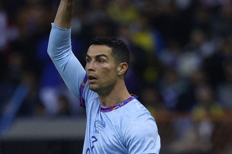 Cristiano Ronaldo tampak mengalami lebam di wajah saat tampil pada laga ekshibisi PSG vs Al Nassr-Al Hilal XI atau Riyadh All Star berlangsung di Stadion Internasional King Fahd, Riyadh, Arab Saudi, pada Jumat (20/1/2023) dini hari WIB. Cristiano Ronaldo mencetak gol pertamanya di Al Nassr saat melawan Al Fateh, Jumat (3/2/2023).