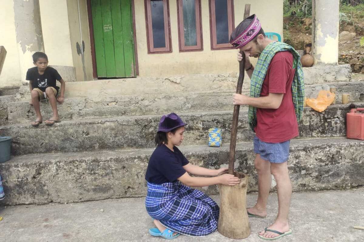 Wisata agrowisata diperkenalkan kepada turis mancanegara yang berwisata di Desa Wisata Golo Loni, Kecamatan Ranamese, Manggarai Timur, NTT, Sabtu, (7/1/2023). (KOMPAS.com/DOK KADES GOLO LONI-YOHANES BERSMANS OKALUNG)