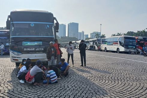 Peserta Mudik Gratis Pemprov DKI Berkumpul di Monas, Bersiap Diberangkatkan ke Kampung Halaman