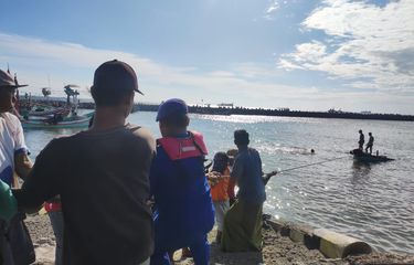 Kapal Karam Dihantam Ombak di Situbondo Saat Antar 5 Ton Air Tawar