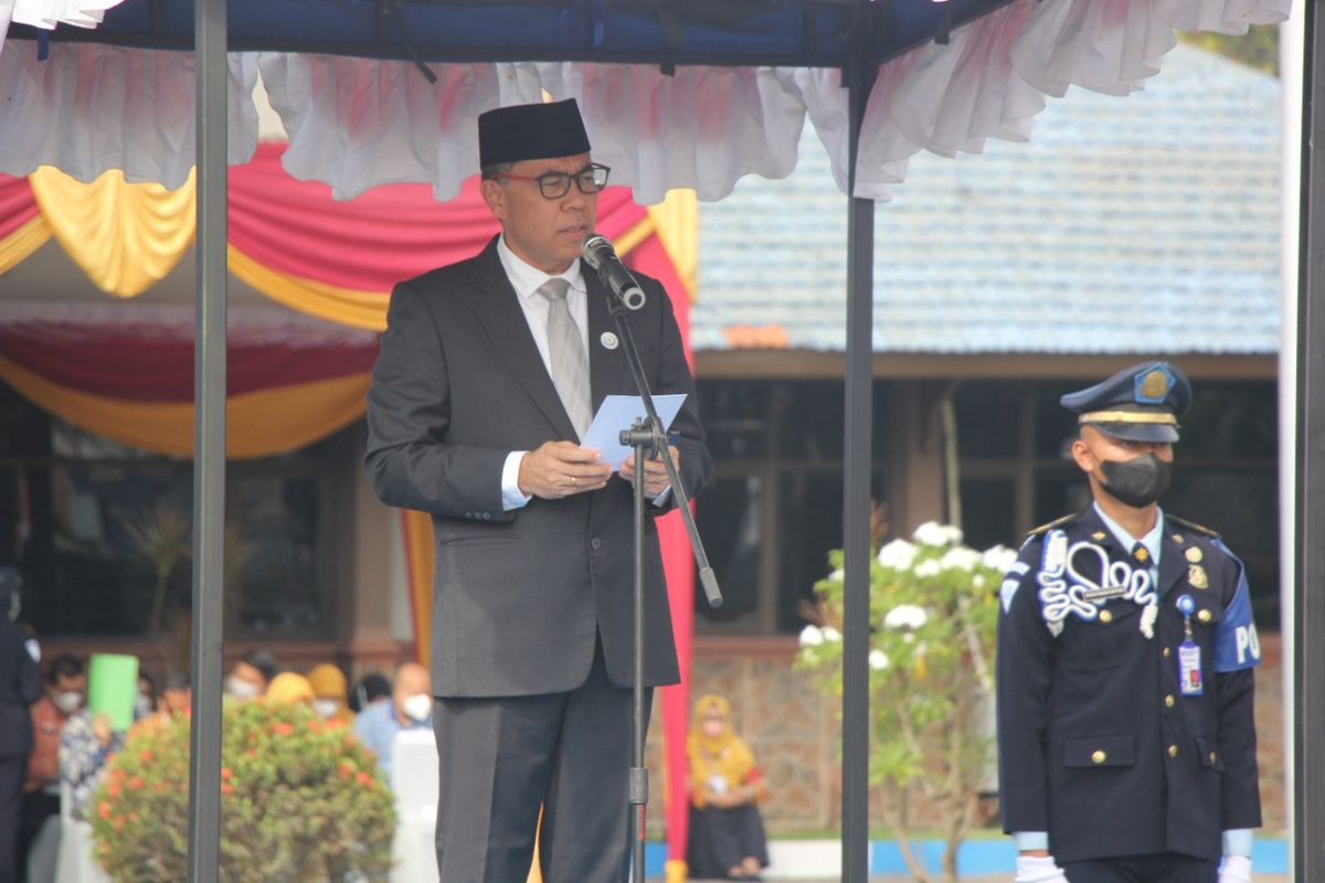 Kepala BRSDM Kementerian KP I Nyoman Radiarta saat melantik 157 taruna/taruni Politeknik Kelautan dan Perikanan (KP) Sidoarjo dari tiga provinsi, yakni Jawa Timur (Jatim), Jawa Tengah (Jateng), dan Jawa Barat (Jabar) di Sidoarjo, Jumat (13/5/2022).
