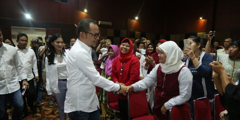 Menteri Ketenagakerjaan M Hanif Dhakiri saat menemui ratusan pengusaha Paguyuban Ritel Tradisional di Bekasi, Jawa Barat pada Kamis (14/2).
