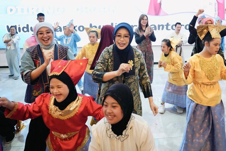 Penasehat I DWP Kemensos Fatma Saifullah Yusuf menarikan Tarian Maumere bersama anak-anak disabilitas dalam acara Gebyar Portadin di Gedung Aneka Bhakti, Kemensos, Kamis (7/8/2025).