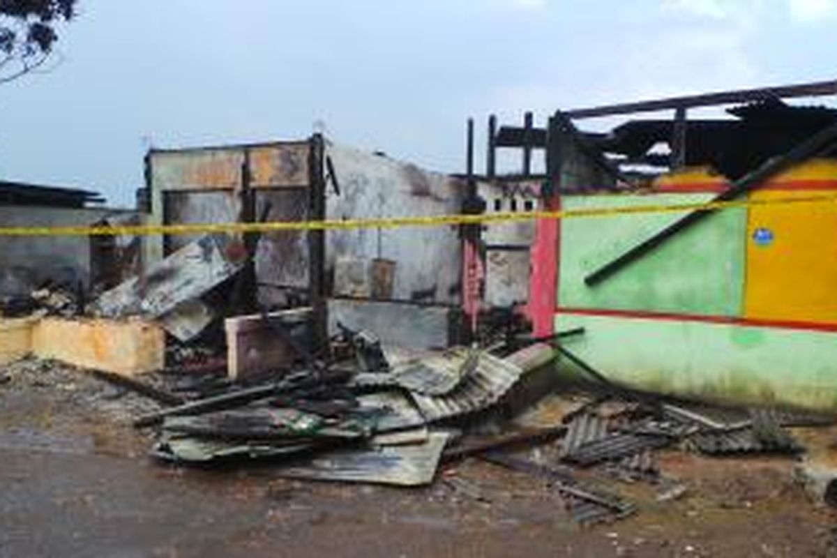Warung remang-remang di Cipayung, Jaktim yang terbakar. Sabtu (19/4/2014).