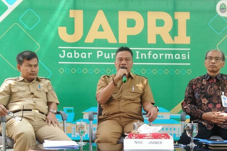 DPMPTSP Provinsi Jawa Barat (tengah) bersama Kabid Pengendalian DPMPTSP Diding Abidin dan Kepala Group Advisory Pengembangan Ekonomi Kantor Perwakilan BI Jabar Pribadi Santoso saat menghadiri Jabar Punya Informasi, di Lobby Museum Gedung Sate, Bandung, Senin (14/10/2019).