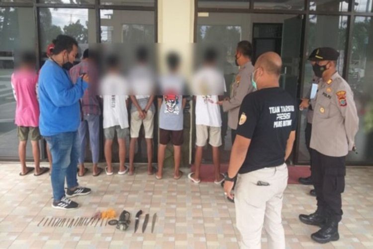 Ketujuh remaja pembuat busur panah wayer bersama barang bukti setelah diamankan Polres Bitung, Sulut.