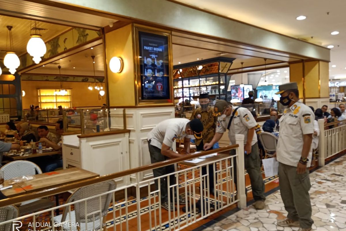 Satuan Polisi Pamong Praja Jakarta Pusat menegur delapan restoran di Mall Senayan City karena pengunjungnya melebih kapasitas saat jam berbuka puasa, Jumat (30/4/2021) petang kemarin. 