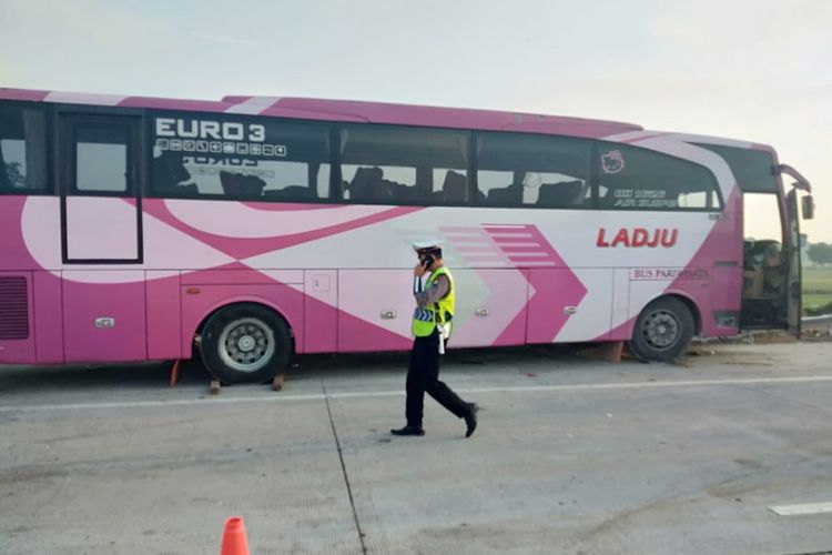 Bus pembawa penumpang rombongan ziarah wali yang terlibat kecelakaan di tol Pasuruan Jawa Timur, Jumat (15/11/2019) dini hari.