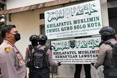 Polresta Solo Copot Papan Nama Kantor Khilafatul Muslimin di Laweyan