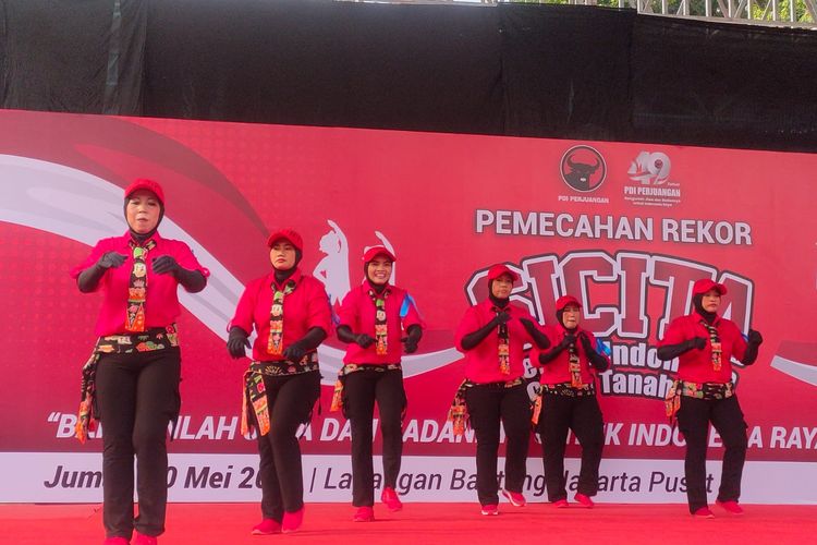 Senam Indonesia Cinta Tanah Air (SICITA) yang digelar DPP PDI-P di Lapangan Banteng, Jakarta, Jumat (20/5/2022).