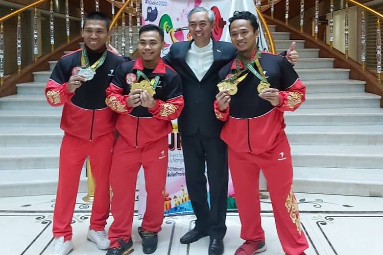 Tim angkat besi Indonesia meraih enam medali emas dalam Kejuaraan Internasional Fajr Cup yang dilangsungkan di Rasht, Iran, Minggu (2/2/2020).