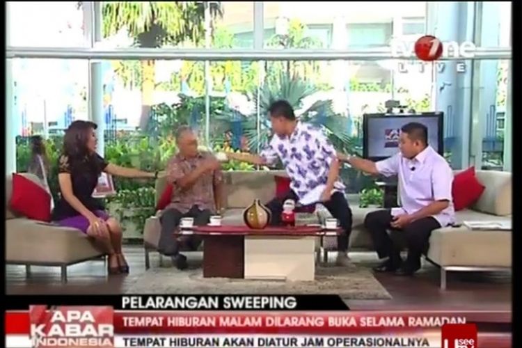 Munarman menyiram secangkir air ke wajah Tamrin Amal Tomagola, saat keduanya hadir sebagai narasumber pada acara Apa Kabar Indonesia Pagi yang disiarkan langsung oleh TVOne, Jumat (28/6/2013).