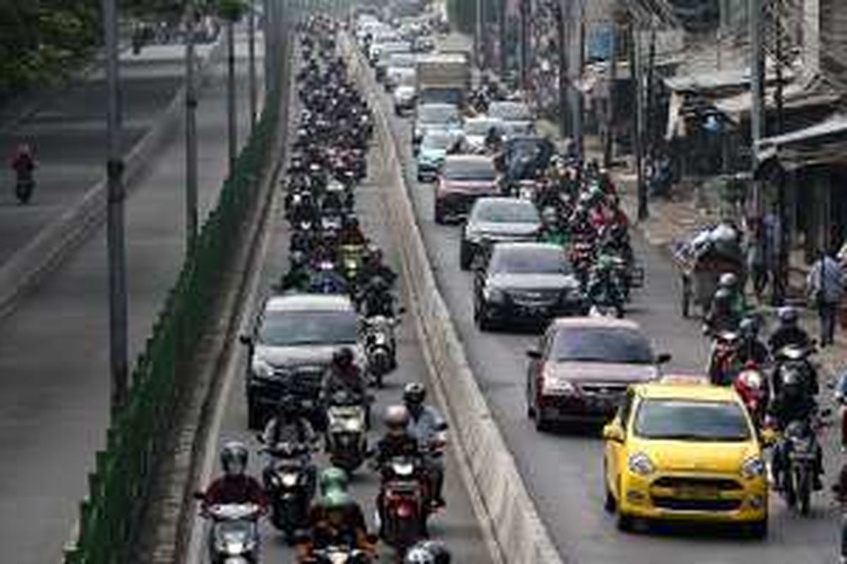 Pengendara motor dan mobil menyerobot masuk ke jalur transjakarta di kawasan Pasar Rumput, Manggarai, Jakarta Selatan, Kamis (16/6/2016). Penerapan sterilisasi jalur transjakarta atau busway mulai diperketat seriring semakin maraknya penyerobotan jalur tersebut.