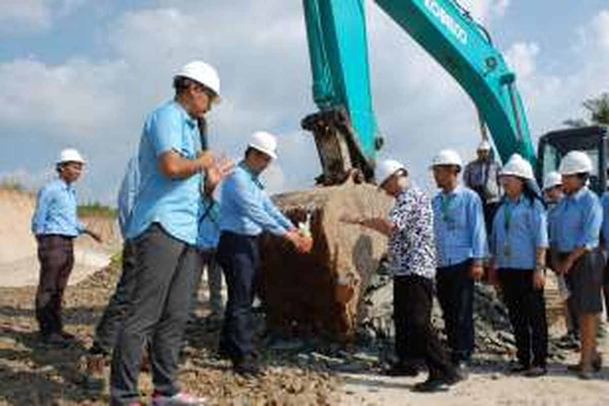 Direktur Ciputra Group Bing Sugiarto Chandra (tengah) didamping jajaran pimpinan proyek CitraLand Puri Serang saat meresmikan dimulainya pekerjaan jalan tembus (boulevard) CitraLand Puri Serang, Rabu (11/5/2016), di Serang, Banten.