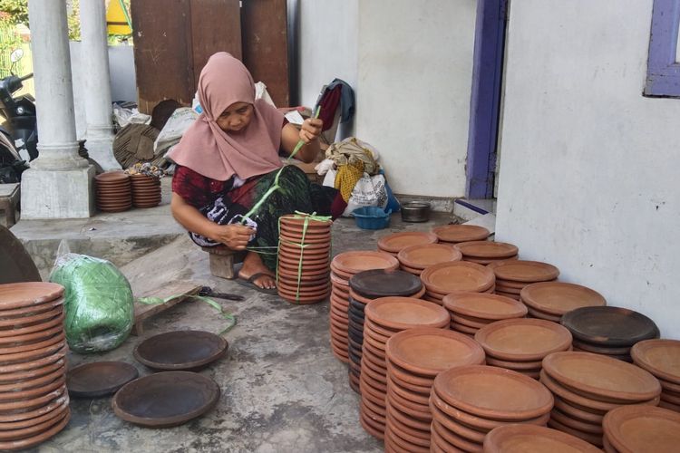 Sofah, perajin cobek asal Pasuruan yang tetap bertahan di tengah wadah berbahan plastik, Kamis (12/9/2024) 