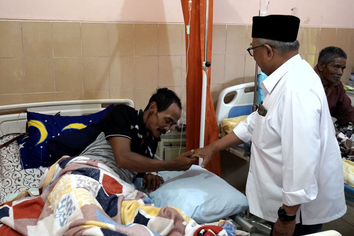 Salah satu korban keracunan massal poyandu lansia mendapatkan kunjungan dari Bupati Blitar Rijanto, Selasa (13/5/2025)