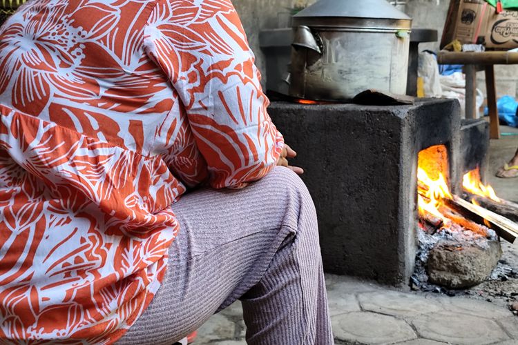 MR, orang dengan alzheimer asal Kabupaten Banyuwangi saat memasak di rumahnya pada Kamis (13/9/2024).