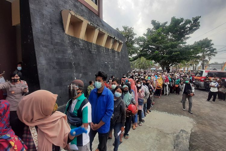 Kerumunan Warga Saat Antri Vaksinasi di Gor Siono Playen Gunungkidul Sabtu (26/6/2021)