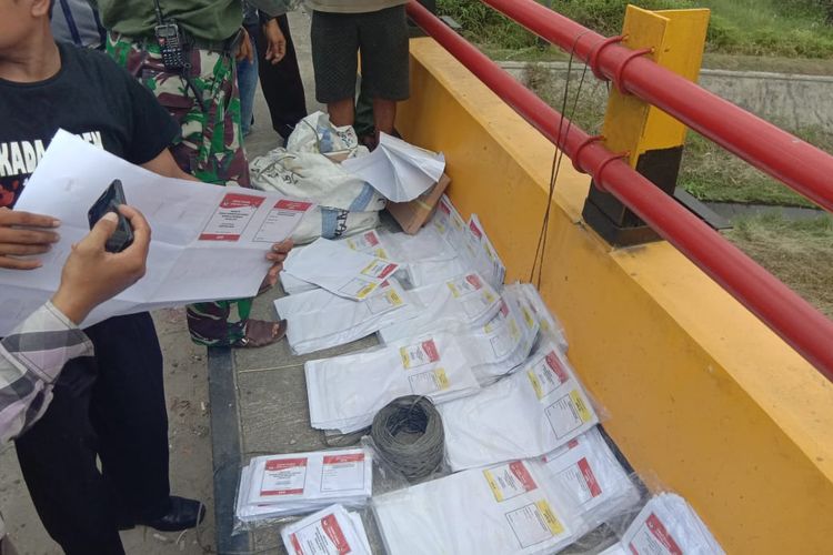 Surat suara pemilihan umum 2019 yang ditemukan Bawaslu Kampar di pinggir jembatan di Kecamatan Salo, Kabupaten Kampar, Riau (Dok.Bawaslu Riau)