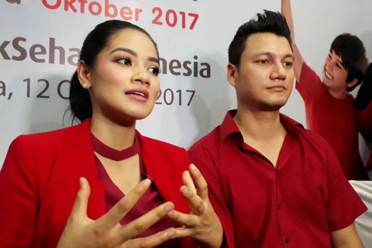 Titi Kamal dan Christian Sugiono saat menghadiri acara Tepuk Sehat Indonesia di SDN 03 Menteng, Jakarta Pusat, Kamis (12/10/2017).