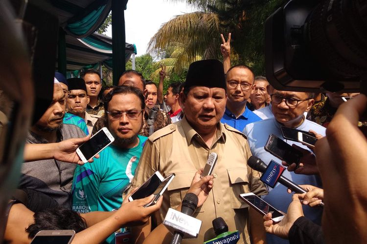 Calon presiden Prabowo Subianto dalam deklarasi Relawan Rhoma for PAS di Kantor Soneta Group, Depok, Minggu (28/10/2018).