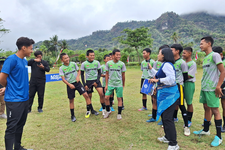 (Kiri) Pemain Timnas Sepak Bola Indonesia U-17 Mierza Firjatullah saat bermain mini soccer di sela acara Media Gathering AQUA di Magelang, Jawa Tengah, Kamis (28/8/2025). AQUA sendiri menjadi sponsor resmi air minum Timnas Sepak Bola Indonesia. 