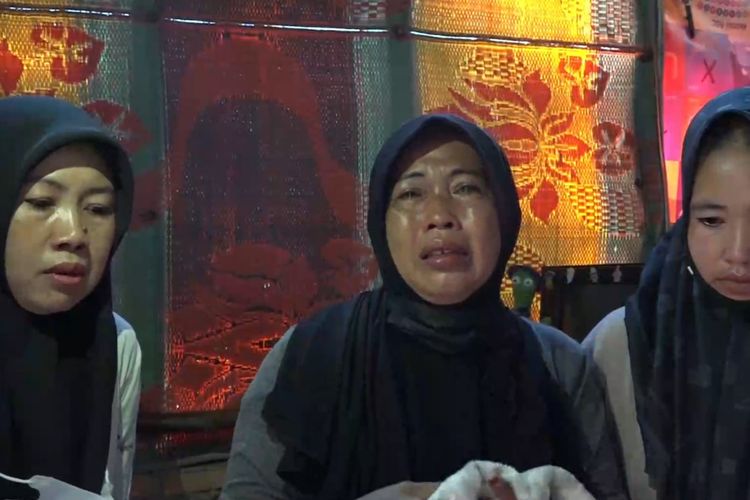 Yola (tengah) istri salah satu sopir tambang di Tapin Kalsel berharap agar jalan tambang di Kecamatan Tatakan segera dibuka agar suaminya bisa bekerja kembali, Minggu (2/1/2022). 