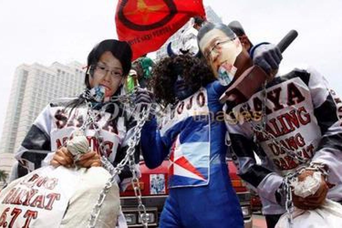 Aksi teatrikal digelar para pengunjuk rasa di Bundaran Hotel Indonesia, Jakarta, Rabu (3/2/2010). Mereka menuntut penuntasan kasus skandal Bank Century. KOMPAS IMAGES/KRISTIANTO PURNOMO