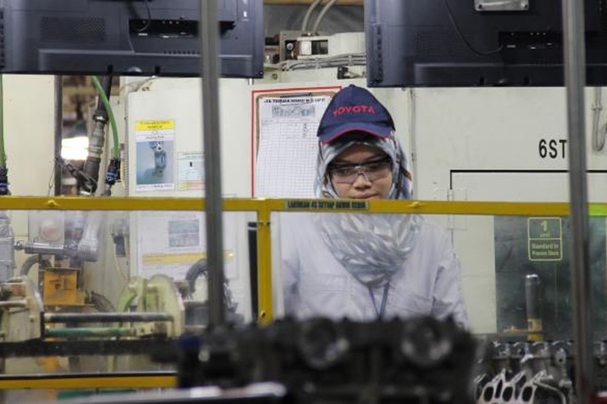 Kini, perempuan pun mampu bekerja di industri manufaktur.