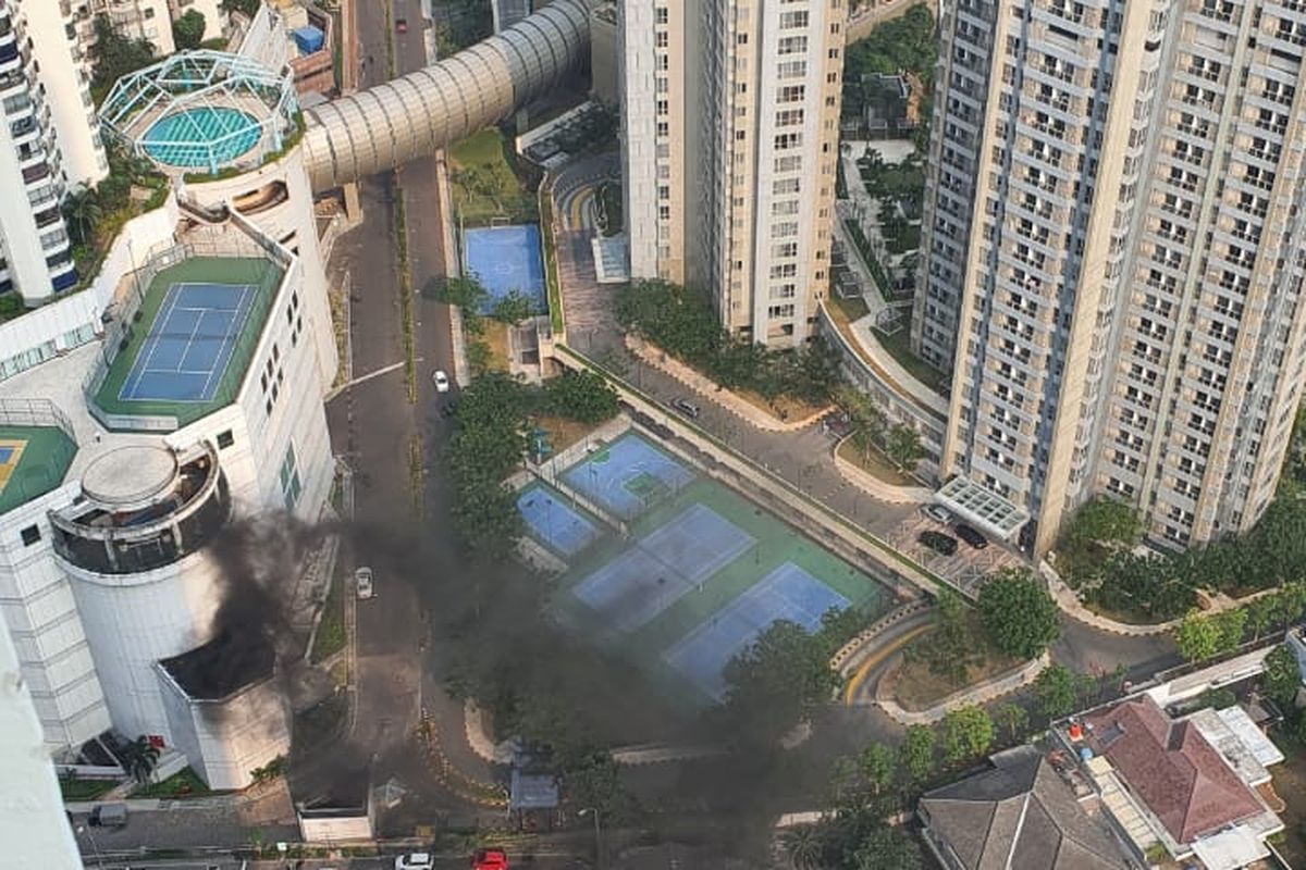 Beredar pesan di aplikasi Whatsapp tentang adanya suara ledakan dan asap hitam di Mall Taman Anggrek, Jakarta Barat,  Kamis (2/9/2021). Pengelola mal menyatakan, mereka sedang melakukan perawatan genset. 