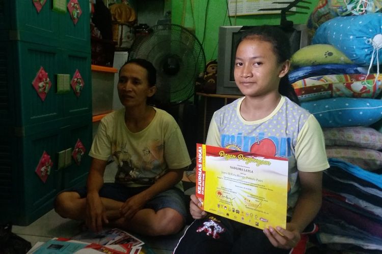 Nadllima Layla (kanan) saat ditemui bersama ibunya, Hanining (kiri),  di rumah mereka di Kelurahan Rawa Badak Utara, Koja, Jakarta Utara, Senin (3/9/2018).